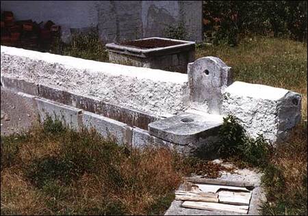 Vodnjak in napajališče na Krasu, opuščeno po priključitvi naselja na vodovod.